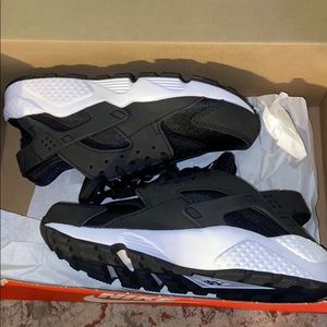 Black Nike Air Huarache Run Size 6